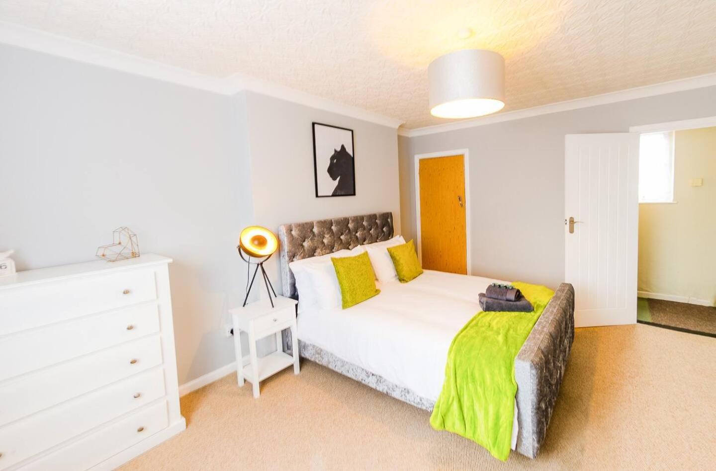 4 Bed - 2 Baths 1 Walk In Shower Lots Of Parking Ipswich Exterior foto